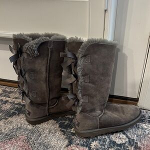 UGG Women's Gray Suede Winter Boots with bows size 5